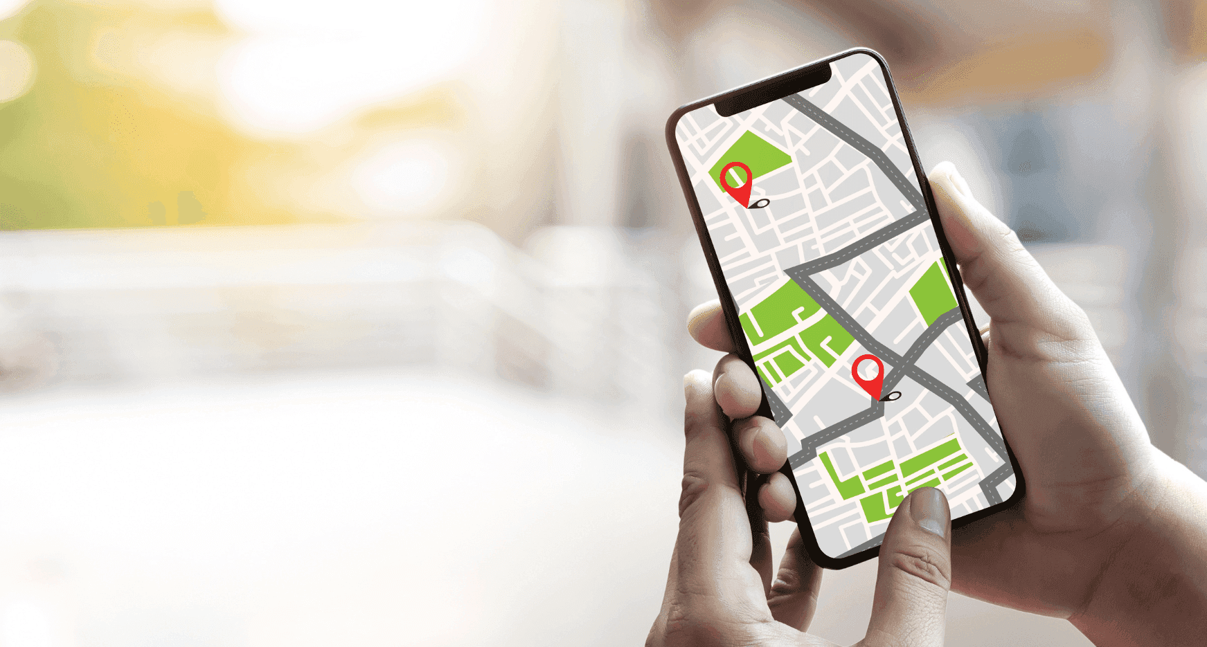 Een persoon houdt een telefoon vast en laat een app zien die een route op een kaart weergeeft.