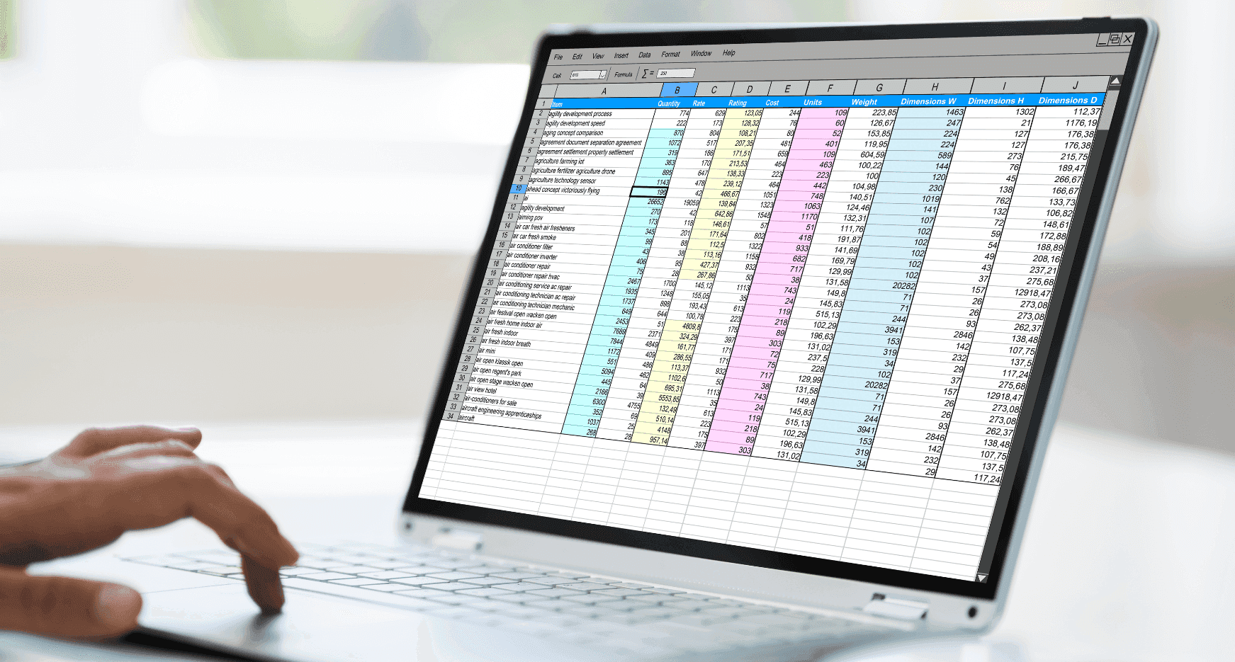 Een spreadsheet op een laptop waarin diverse cijfers en waarden worden bijgehouden. Het overzicht wordt bewaard door iedere kolom een andere kleur te geven.