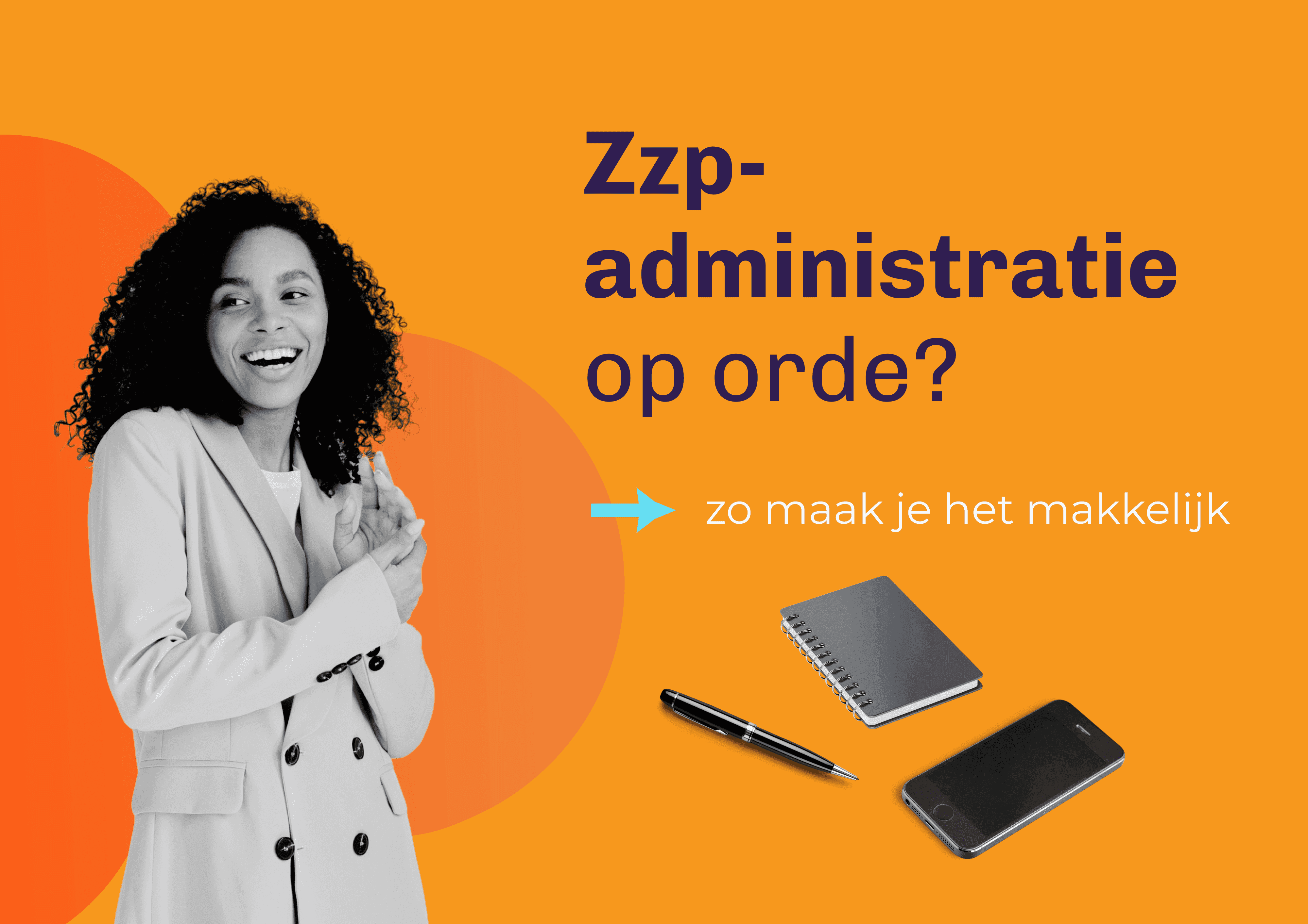 Vrolijke zzp’er met overzicht over administratie, met notitieboek, pen en smartphone als hulpmiddelen.