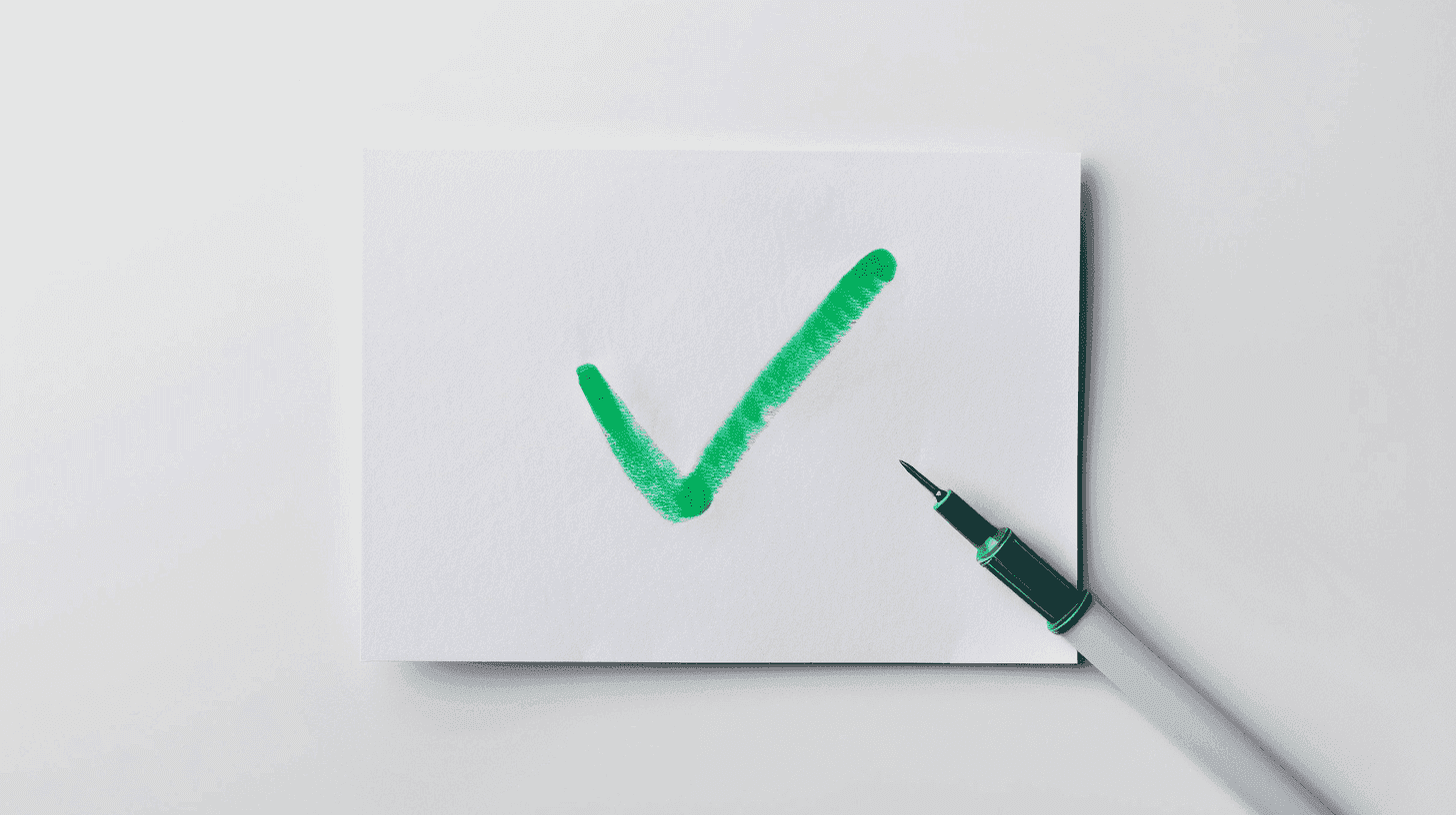 Foto van een vel papier met daarop een pen met groene inkt. Op het vel papier is een groen vinkje getekend, wat aangeeft dat er sprak is van een resultaat.
